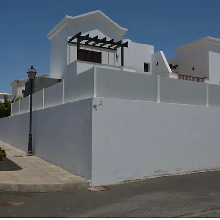 Villa Beautiful And Luxurious With Heated Pool And Free Wi-fi In Playa Blanca. Playa Blanca