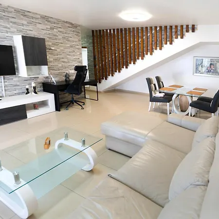Beautiful And Luxurious With Heated Pool And Free Wi-fi In Playa Blanca. Playa Blanca