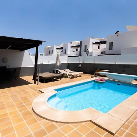 Beautiful And Luxurious With Heated Pool And Free Wi-fi In Playa Blanca. Villa *