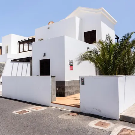 Beautiful And Luxurious With Heated Pool And Free Wi-fi In Playa Blanca. Villa