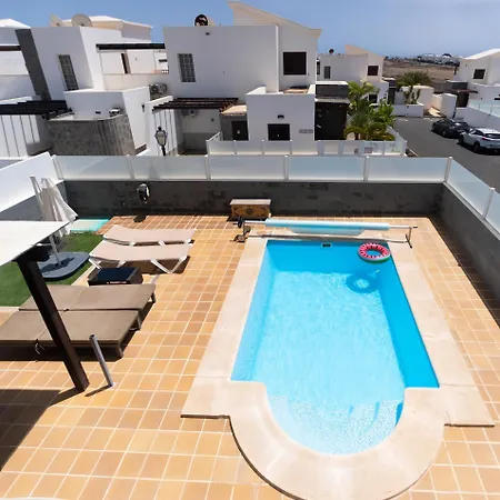 Villa Beautiful And Luxurious With Heated Pool And Free Wi-fi In Playa Blanca.
