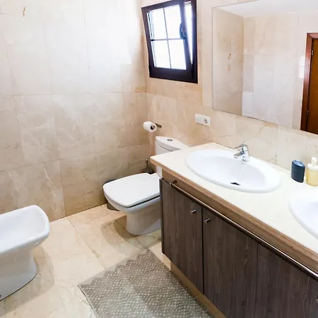 Beautiful And Luxurious With Heated Pool And Free Wi-fi In Playa Blanca. Villa *