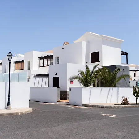 Beautiful And Luxurious With Heated Pool And Free Wi-fi In Playa Blanca.