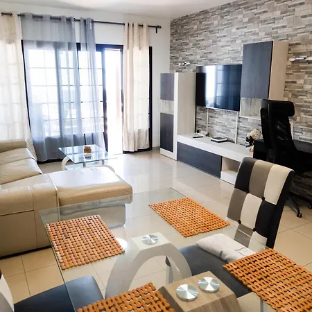 Beautiful And Luxurious With Heated Pool And Free Wi-fi In Playa Blanca. Villa Playa Blanca