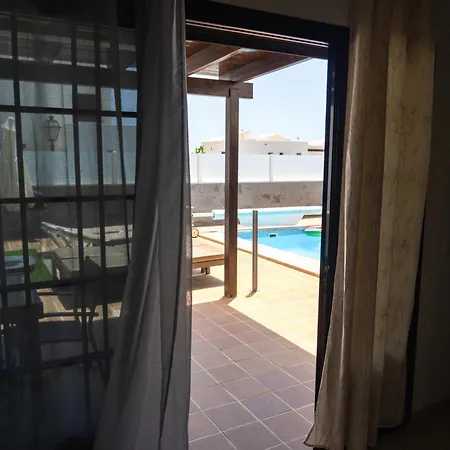 Beautiful And Luxurious With Heated Pool And Free Wi-fi In Playa Blanca. Villa *