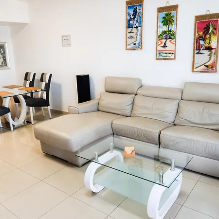 Beautiful And Luxurious With Heated Pool And Free Wi-fi In Playa Blanca. Villa Playa Blanca