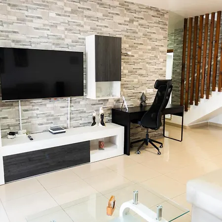 Beautiful And Luxurious With Heated Pool And Free Wi-fi In Playa Blanca.