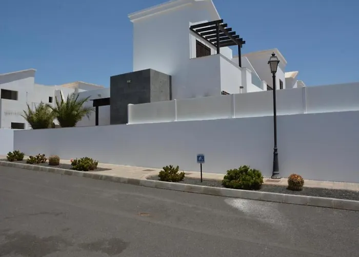 Villa Beautiful And Luxurious With Heated Pool And Free Wi-fi In Playa Blanca. *