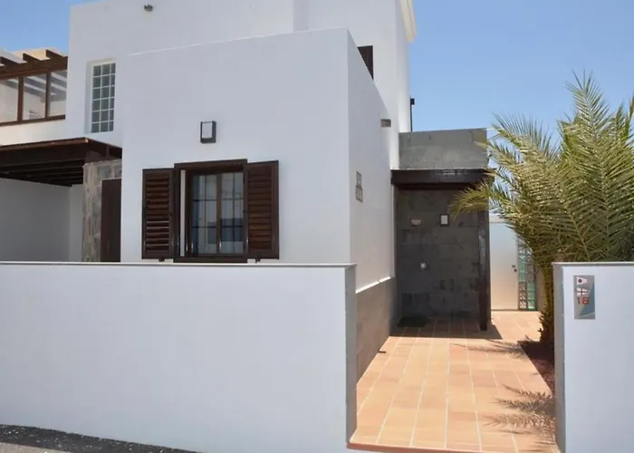 Beautiful And Luxurious With Heated Pool And Free Wi-fi In Playa Blanca. Villa *