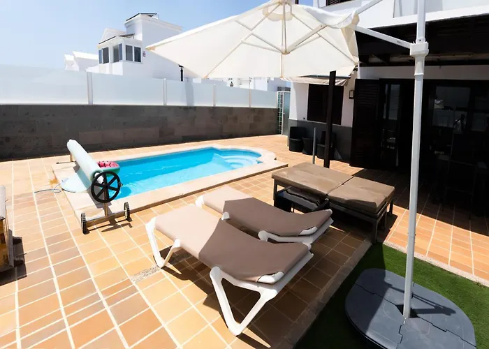 Beautiful And Luxurious With Heated Pool And Free Wi-fi In Playa Blanca.