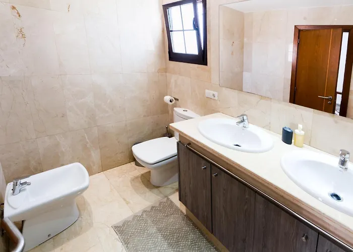 Beautiful And Luxurious With Heated Pool And Free Wi-fi In Playa Blanca. Villa *