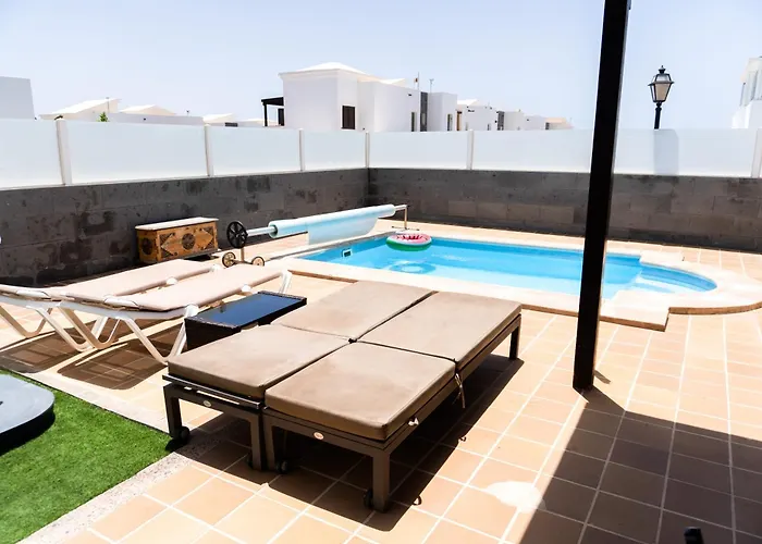 Beautiful And Luxurious With Heated Pool And Free Wi-fi In Playa Blanca.